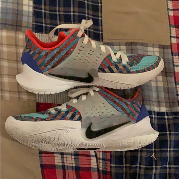 kyrie 2 low (multi color) Sz 10